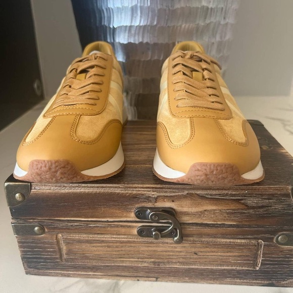 EUC Vince Ohara Women's in Butterscotch and White Trainers Size 10 - Picture 4 of 8